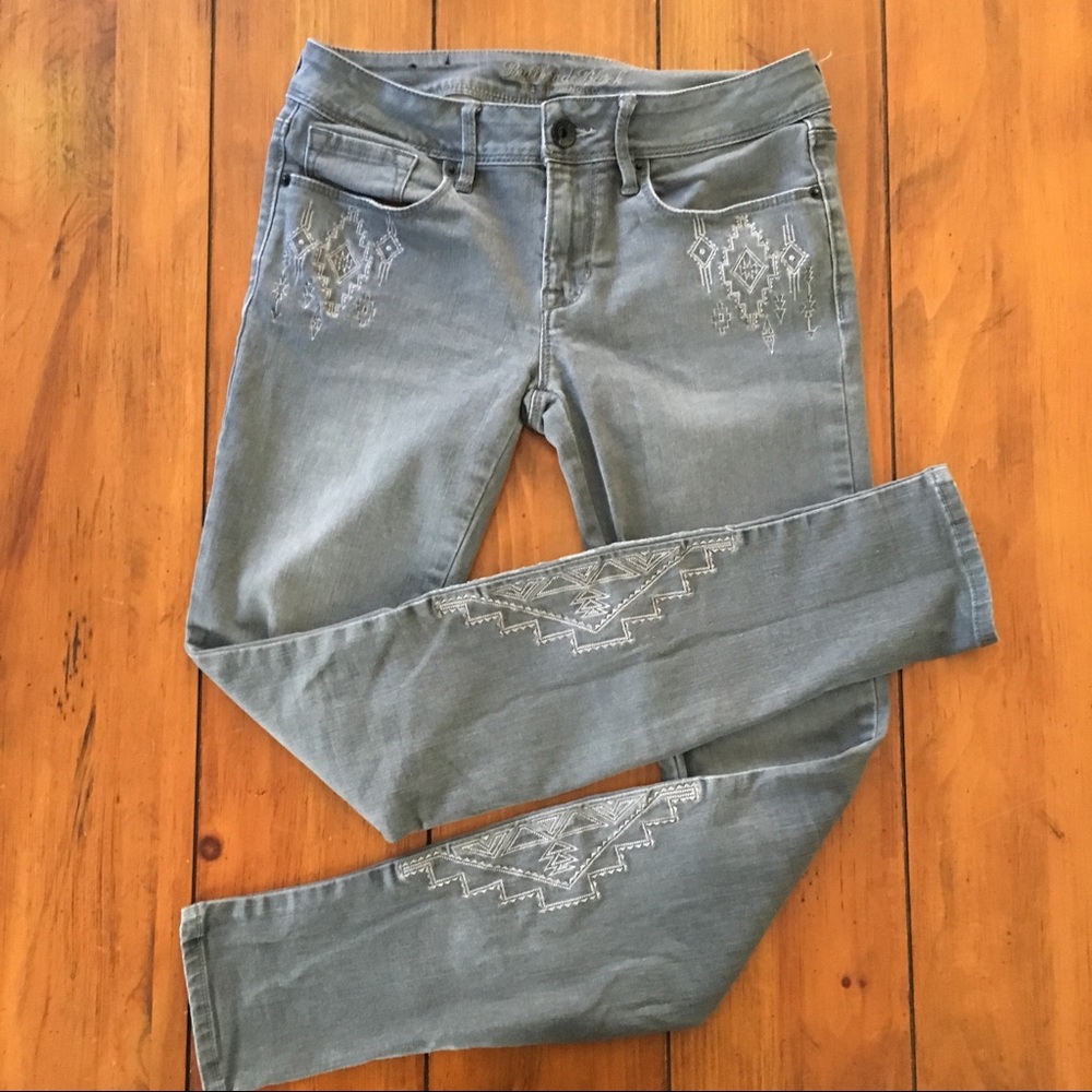 🔴 Bullhead | Gray Southwestern Embroidered Jeans